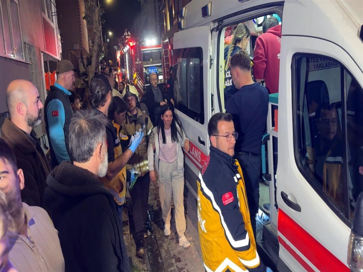 Avcılar da 4 katlı binada yangın; mahsur kalan 20 kişi kurtarıldı 2