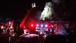 Oto elektrik&ccedil;i d&uuml;kkanında yangın: 1&rsquo;i itfaiye personeli 2 yaralı