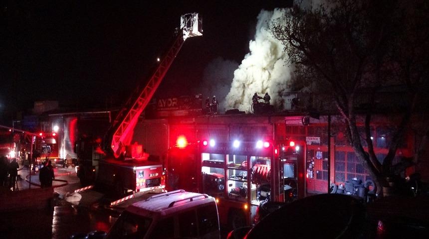 Oto elektrik&ccedil;i d&uuml;kkanında yangın: 1&rsquo;i itfaiye personeli 2 yaralı