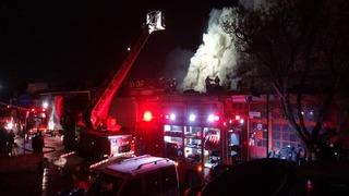 Oto elektrikçi dükkanında yangın: 1’i itfaiye personeli 2 yaralı