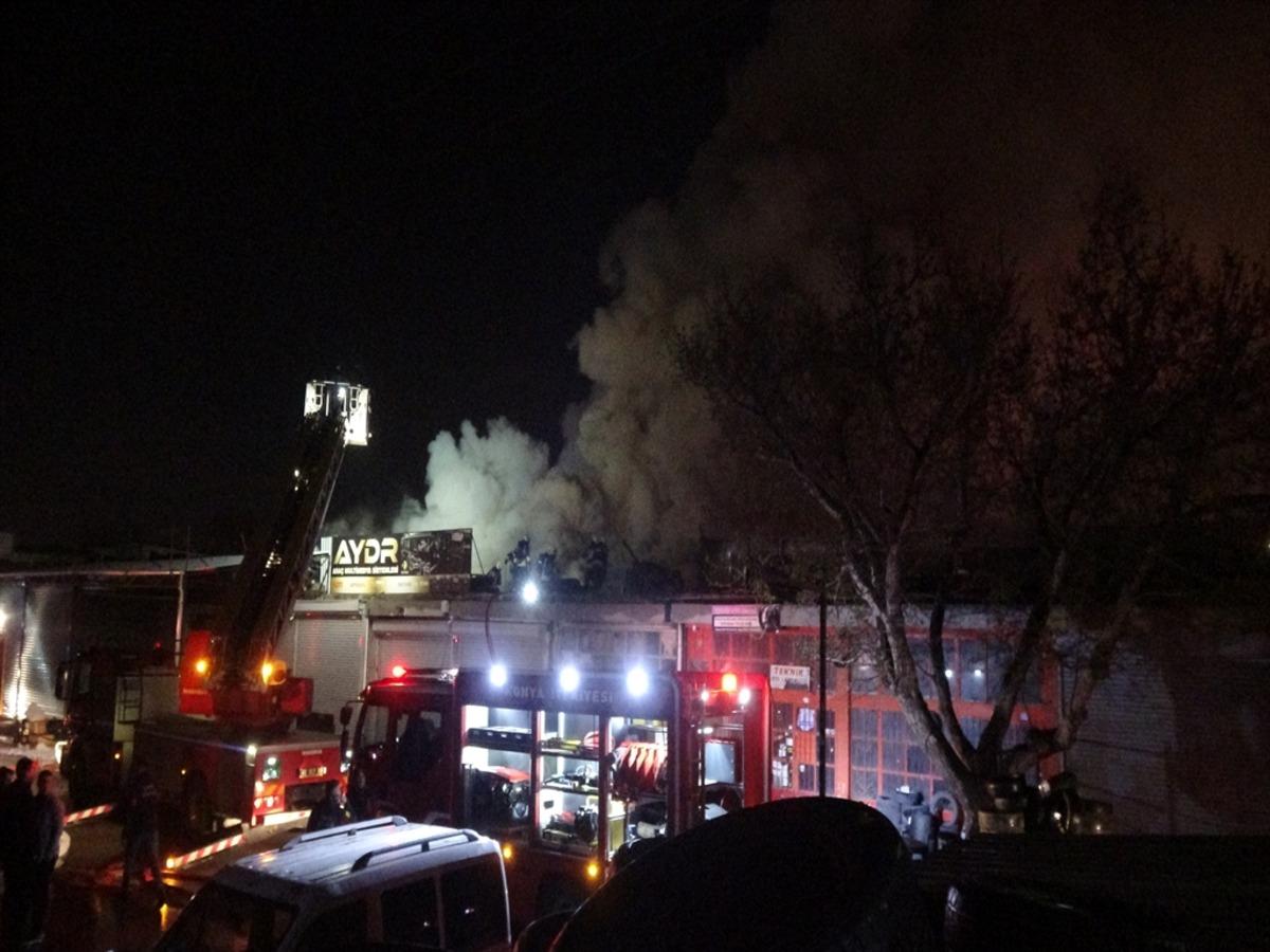 Oto elektrik&ccedil;i d&uuml;kkanında yangın: 1&rsquo;i itfaiye personeli 2 yaralı 1