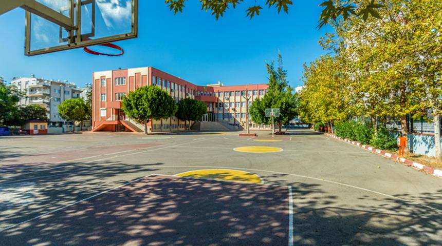 Okullarda yeni yasaklar! &Uuml;niforma zorunlu, velilere de izin verilmeyecek