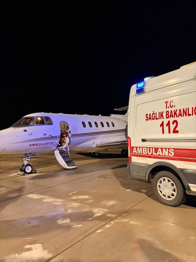 Tokat ta ambulans u&ccedil;ak 18 g&uuml;nl&uuml;k bebek i&ccedil;in havalandı 1
