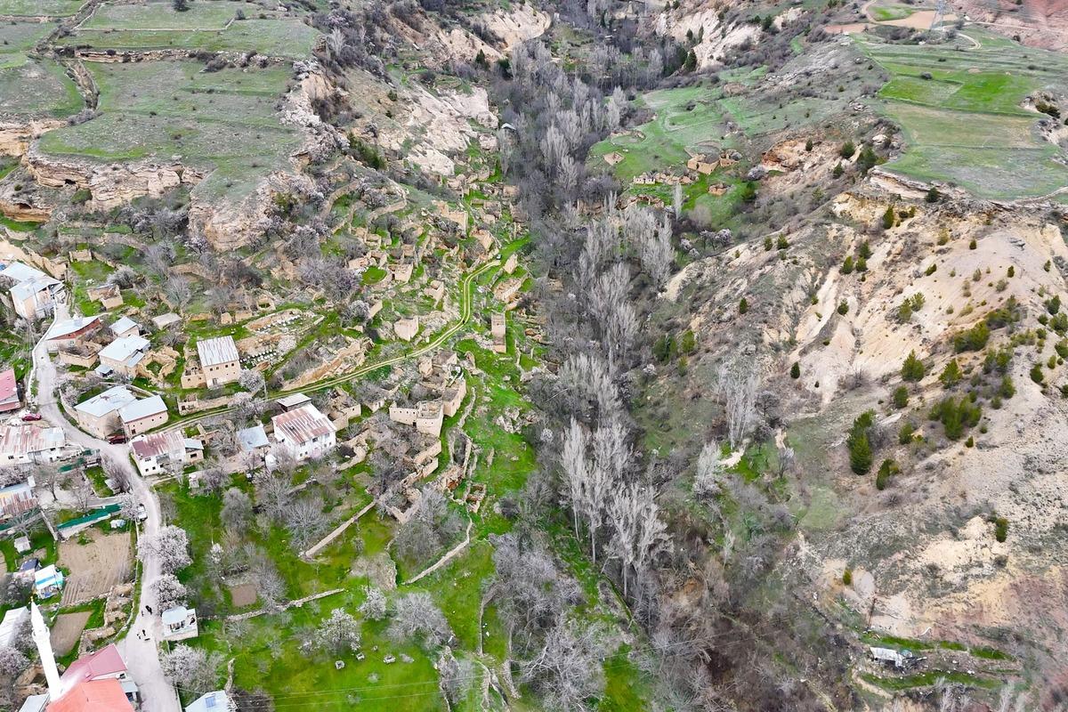T&uuml;rkiye nin saklı hazinesi! 33 yıl &ouml;nce kaderine terk edilmiş 8