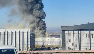 Ankara'da fabrika yangını! G&ouml;ky&uuml;z&uuml;n&uuml; dumanlar kapladı