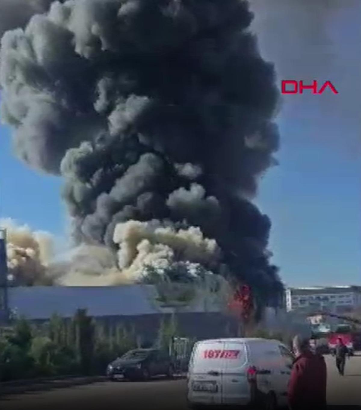 Ankara da fabrika yangını! G&ouml;ky&uuml;z&uuml;n&uuml; dumanlar kapladı 2