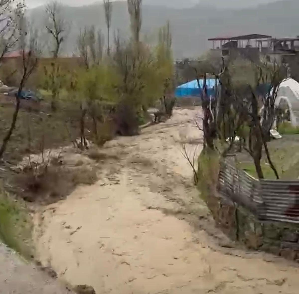 Şırnak ta sel felaketi: K&ouml;yl&uuml;y&uuml; &ouml;l&uuml;mden kurtaran uyarı silah oldu! 1