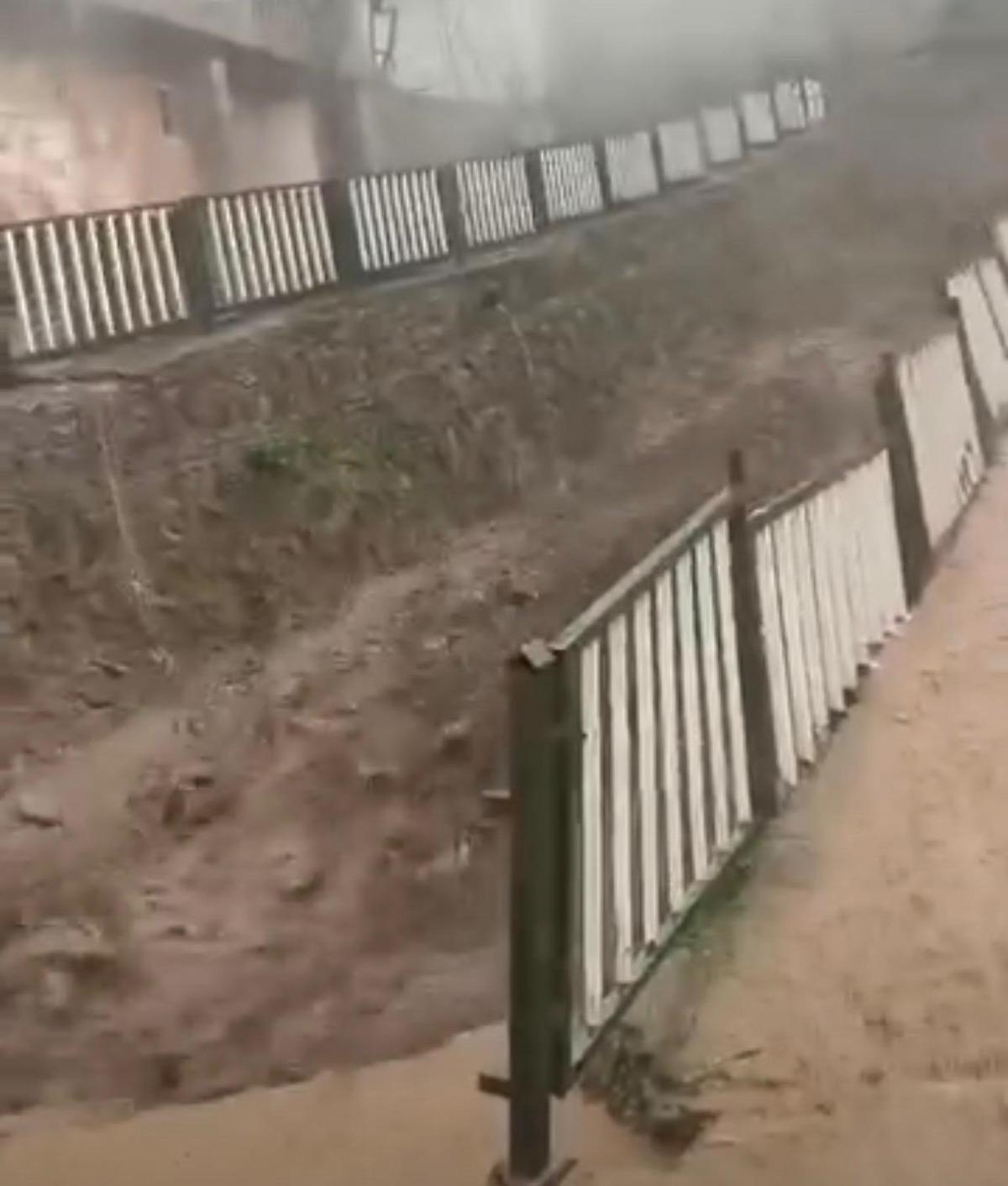 Şırnak ta sel felaketi: K&ouml;yl&uuml;y&uuml; &ouml;l&uuml;mden kurtaran uyarı silah oldu! 3