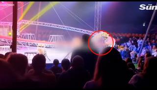 G&uuml;venlik ağı &ccedil;&ouml;kt&uuml;: Seyircilerinin arasına daldı!