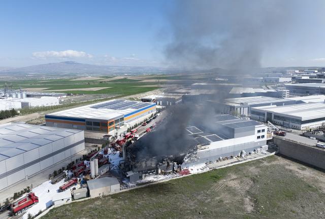 Başkentte boya fabrikasında yangın 1