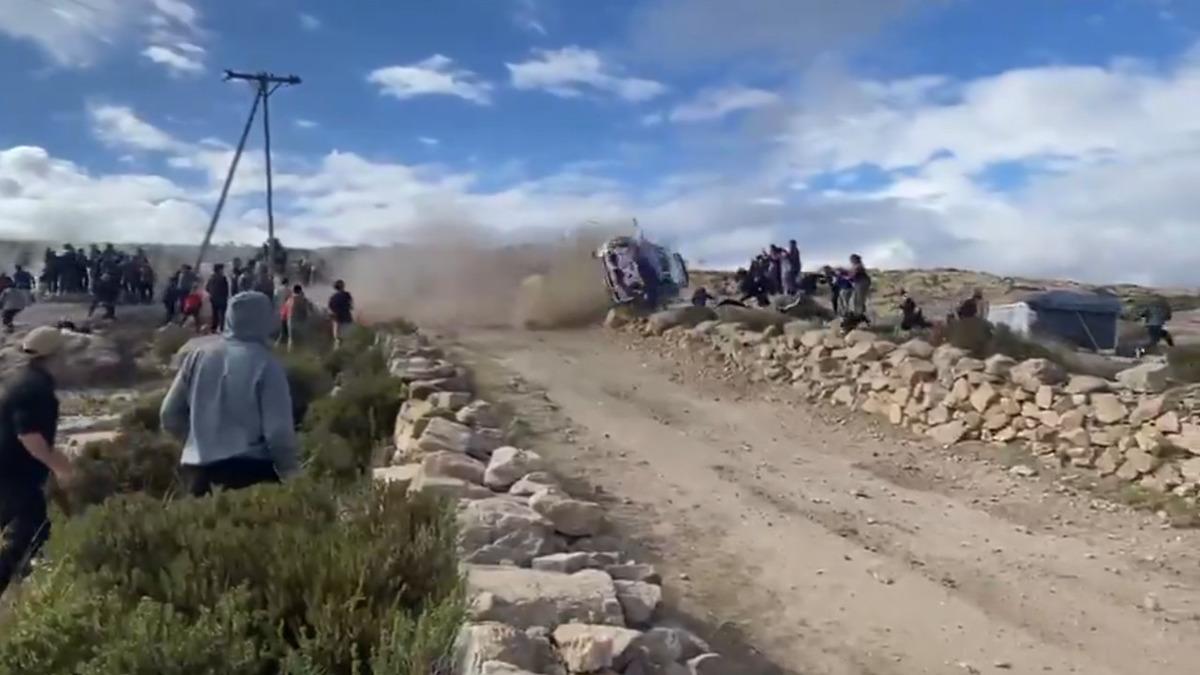 Ralli de inanması g&uuml;&ccedil; kaza! Ara&ccedil; seyircilerin &uuml;st&uuml;ne u&ccedil;tu: 1 &ouml;l&uuml; 3 yaralı 2