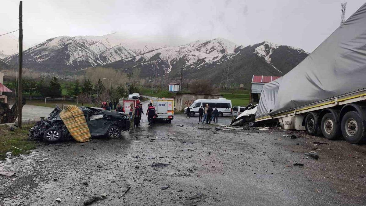 Tatvan’da tırla otomobil çarpıştı: 2 ölü, 1 yaralı