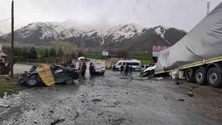 Tatvan’da tırla otomobil çarpıştı: 2 ölü, 1 yaralı