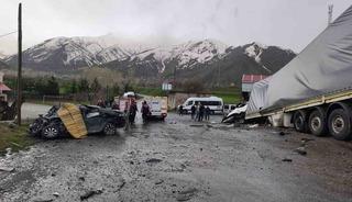 Tatvan&rsquo;da tırla otomobil &ccedil;arpıştı: 2 &ouml;l&uuml;, 1 yaralı