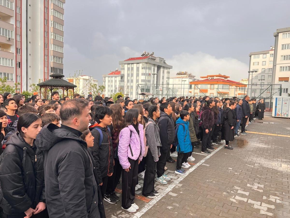 Kahramanmaraş&rsquo;ta acı g&uuml;n&uuml;n ardından okullarda ilk ders: &Ouml;ğretmen ve &ouml;ğrenciler anıldı 2