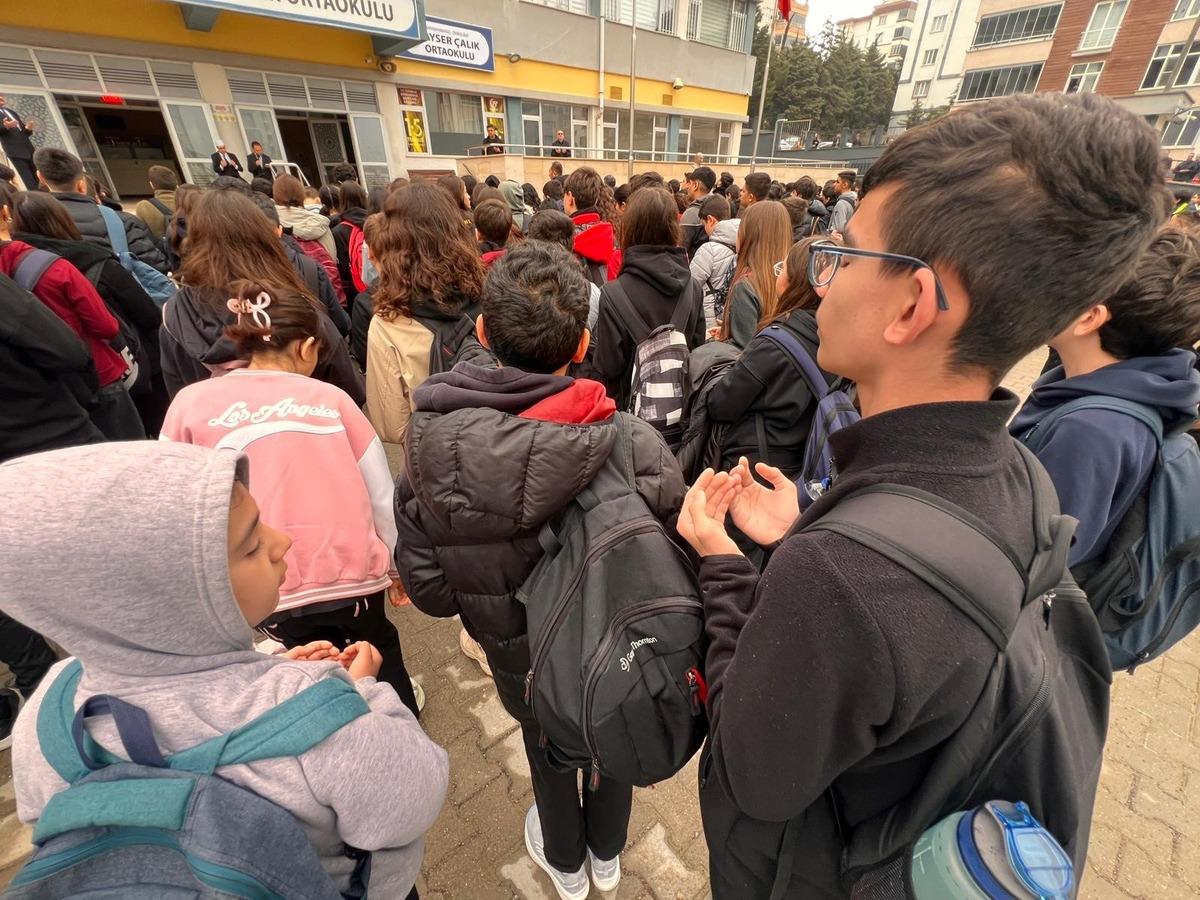 Kahramanmaraş&rsquo;ta acı g&uuml;n&uuml;n ardından okullarda ilk ders: &Ouml;ğretmen ve &ouml;ğrenciler anıldı 9