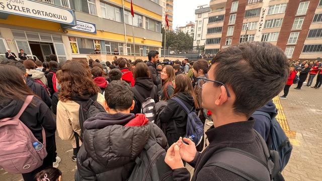 Kahramanmaraş’ta acı günün ardından okullarda ilk ders: Öğretmen ve öğrenciler anıldı