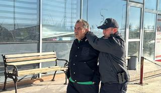 G&ouml;zaltında dikkat &ccedil;eken g&ouml;r&uuml;nt&uuml;: Belediye Başkanı Tozan b&ouml;yle g&ouml;t&uuml;r&uuml;ld&uuml;