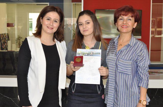 Bahçeşehir Koleji öğrencisi İpek Arslantaş matematik dalında dünya birincisi oldu