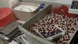 Mersin’de sentetik ecza imalathanesine operasyon: Binlerce hap ele geçirildi, 2 tutuklama