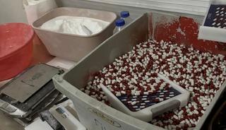 Mersin&rsquo;de sentetik ecza imalathanesine operasyon: Binlerce hap ele ge&ccedil;irildi, 2 tutuklama