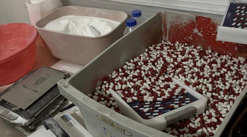 Mersin&rsquo;de sentetik ecza imalathanesine operasyon: Binlerce hap ele ge&ccedil;irildi, 2 tutuklama