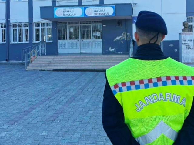 Jandarma okul &ouml;nlerindeki g&uuml;venlik tedbirlerini artırdı 1