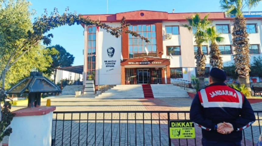 Jandarma okul &ouml;nlerindeki g&uuml;venlik tedbirlerini artırdı