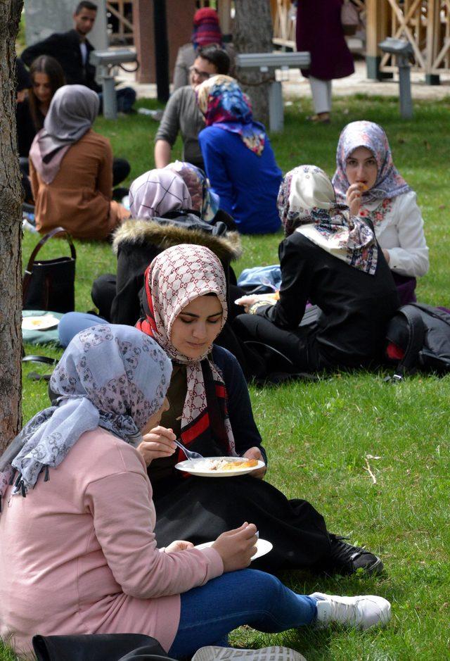 Turizm Haftası'nda üniversitelilere etli pilav dağıtıldı