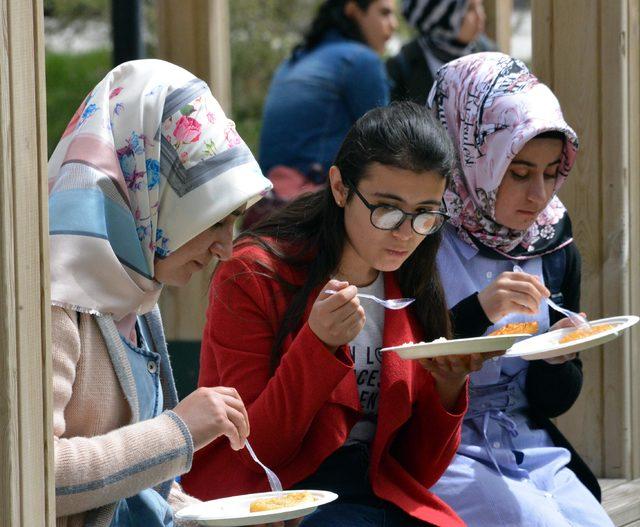 Turizm Haftası'nda üniversitelilere etli pilav dağıtıldı