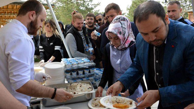 Turizm Haftası'nda üniversitelilere etli pilav dağıtıldı