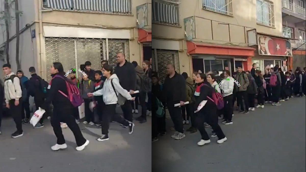 Öğrenciler güvenlik kontrolünden geçirilerek okula tek tek alındı