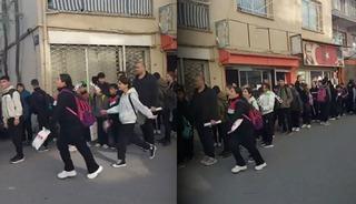 &Ouml;ğrenciler g&uuml;venlik kontrol&uuml;nden ge&ccedil;irilerek okula tek tek alındı