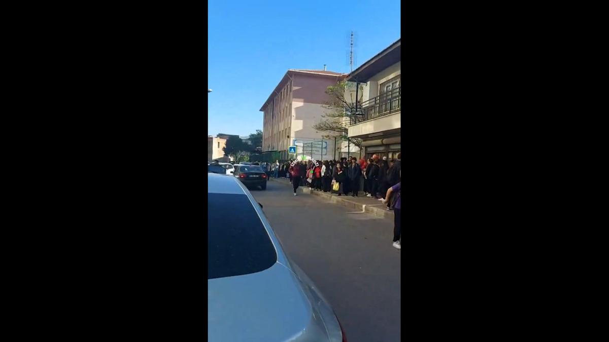 &Ouml;ğrenciler g&uuml;venlik kontrol&uuml;nden ge&ccedil;irilerek okula tek tek alındı 1