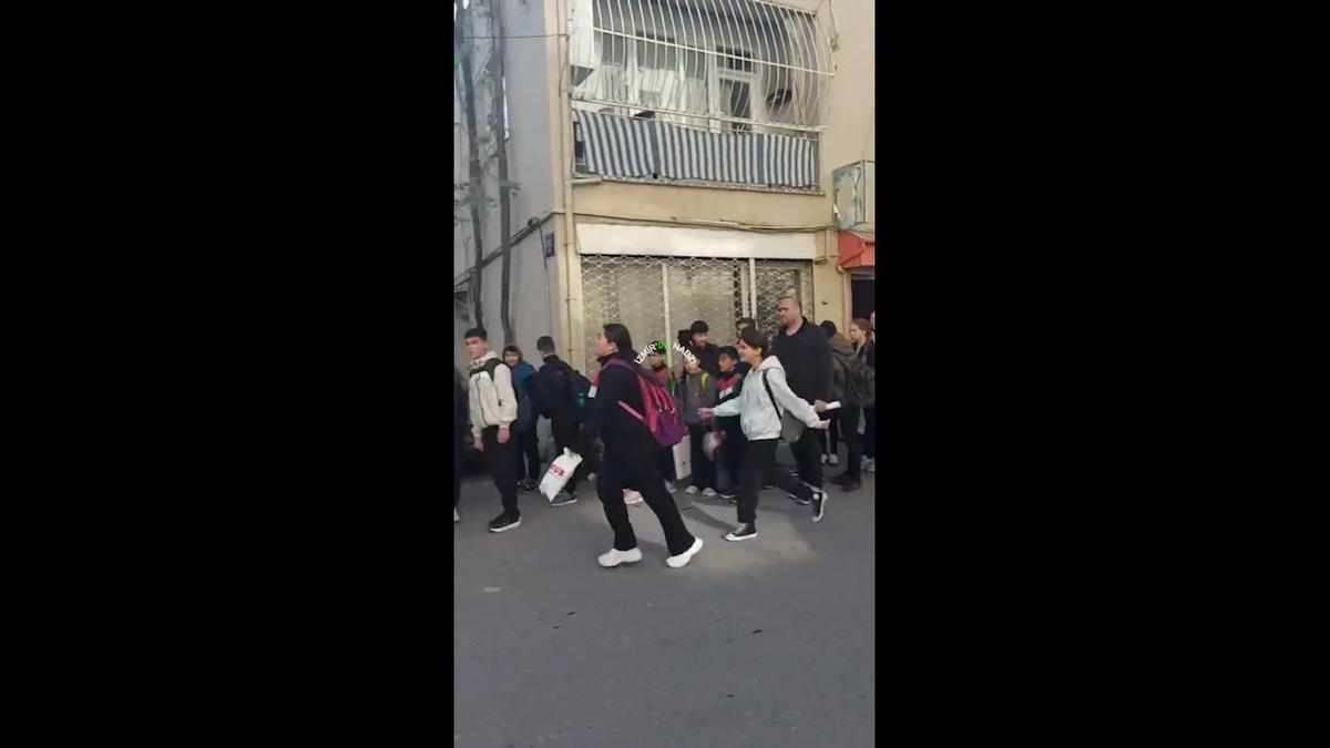 &Ouml;ğrenciler g&uuml;venlik kontrol&uuml;nden ge&ccedil;irilerek okula tek tek alındı 3