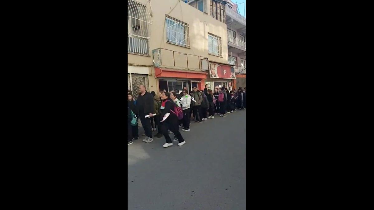 &Ouml;ğrenciler g&uuml;venlik kontrol&uuml;nden ge&ccedil;irilerek okula tek tek alındı 2