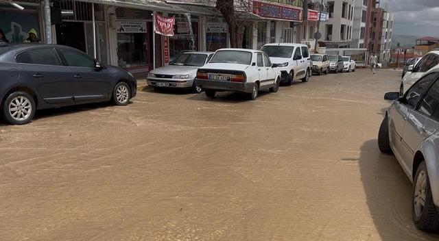 Besni&rsquo;de dolu ve sağanak sonrası sel meydana geldi 1