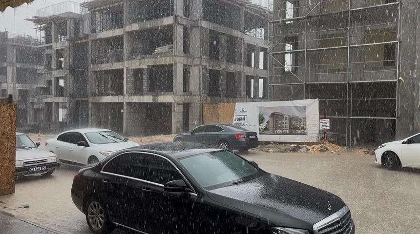 Besni&rsquo;de dolu ve sağanak sonrası sel meydana geldi