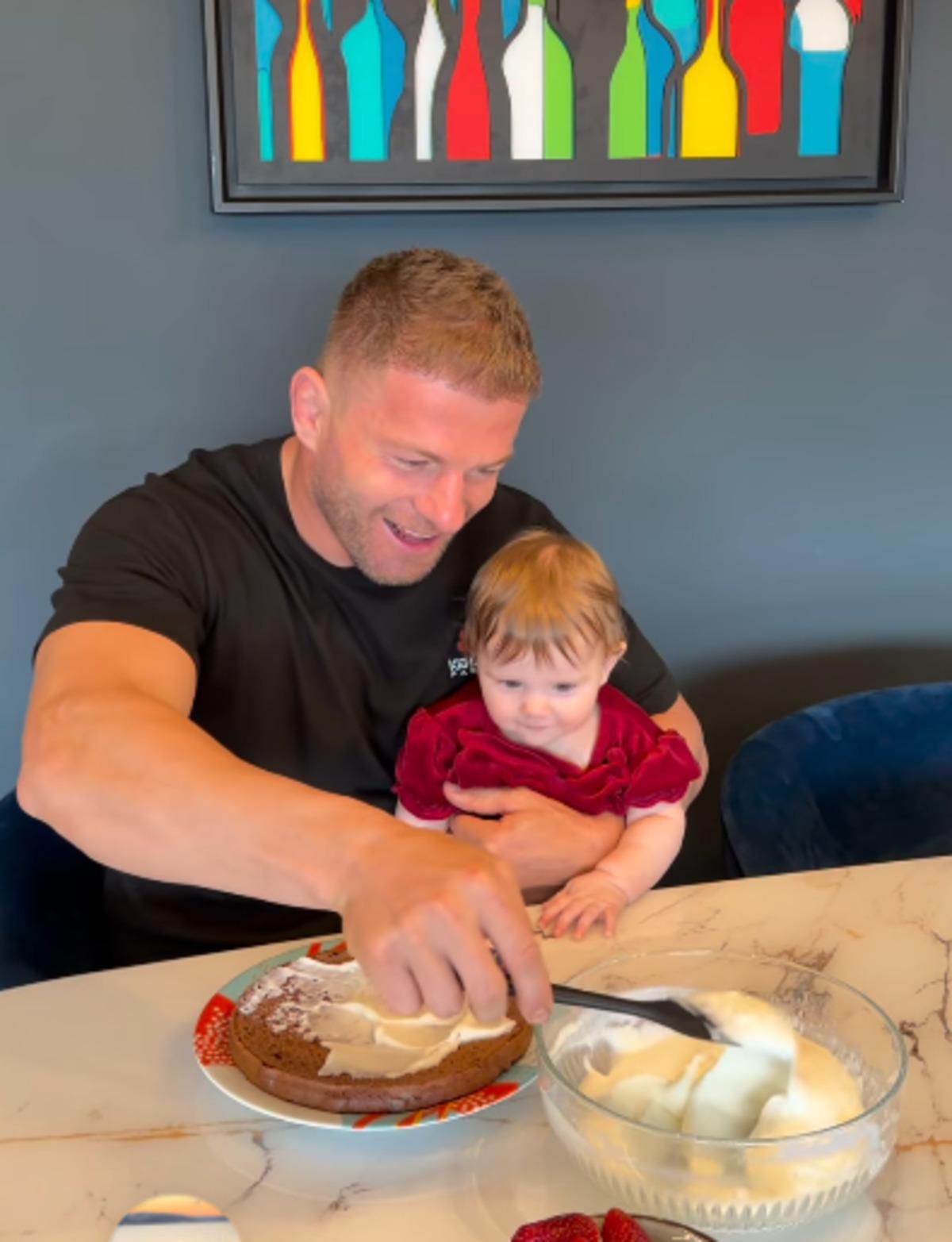 İlayda Şeker ve İsmail Balaban kızlarını paylaştı! "Babasının aynısı" 1