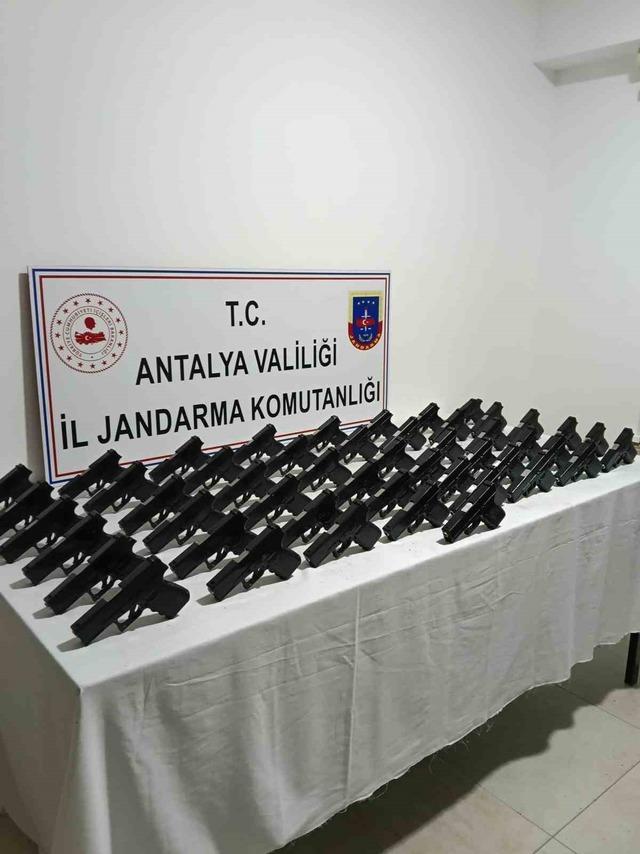 Antalya ve Konya&rsquo;da jandarmadan silah ka&ccedil;ak&ccedil;ılığı operasyonu 2