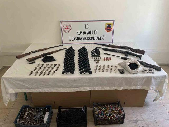Antalya ve Konya&rsquo;da jandarmadan silah ka&ccedil;ak&ccedil;ılığı operasyonu 1