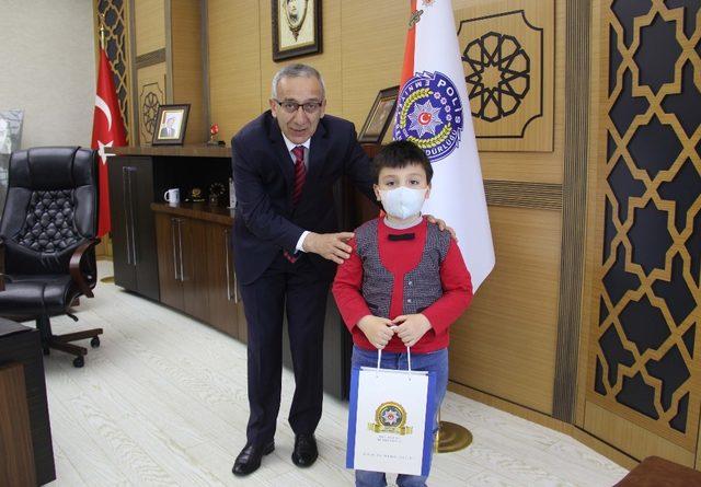 Lösemiyi yenen Talha maskesini emniyet müdürü ile attı