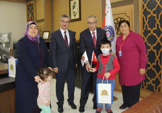 Lösemiyi yenen Talha maskesini emniyet müdürü ile attı