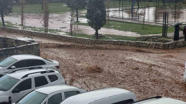 Silvan&rsquo;ı sel vurdu 1