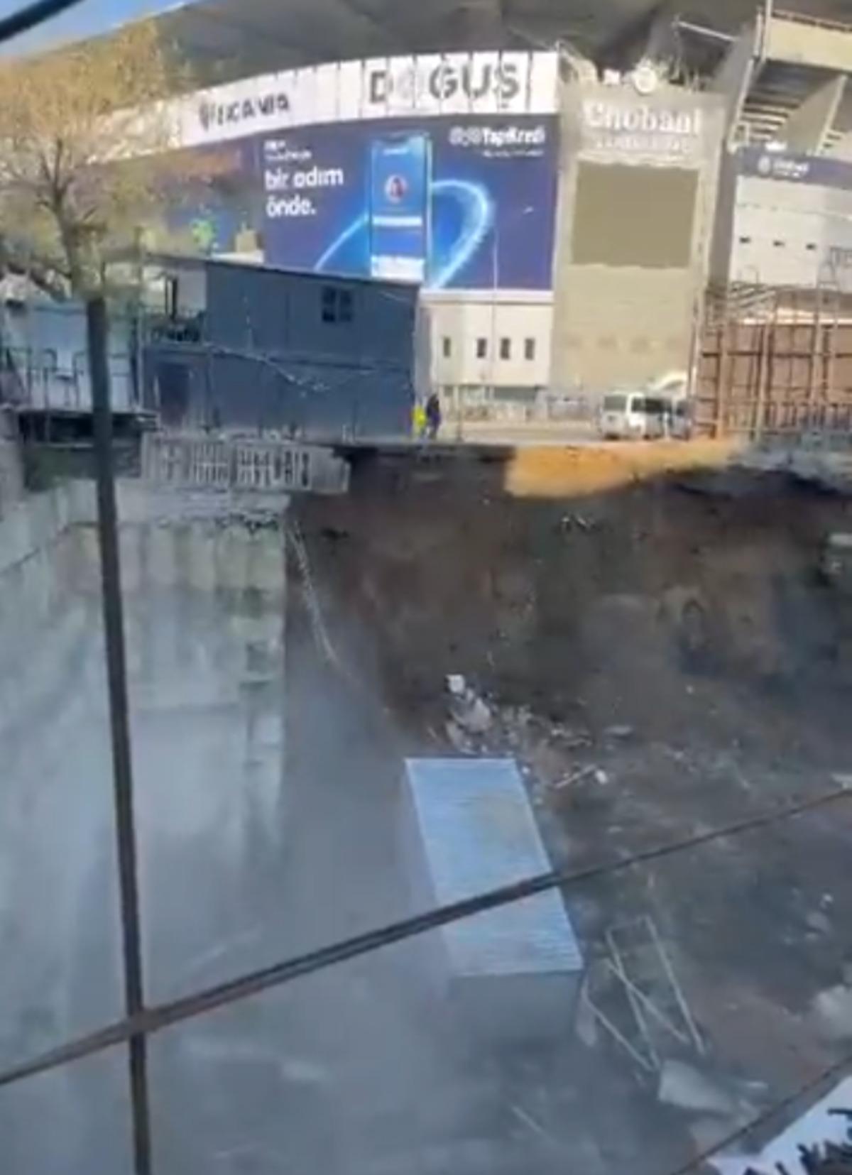 Kadık&ouml;y stadyumu yanında &ccedil;&ouml;kme! Taraftar ayağa kalktı: Stat kontrol edilsin... 1