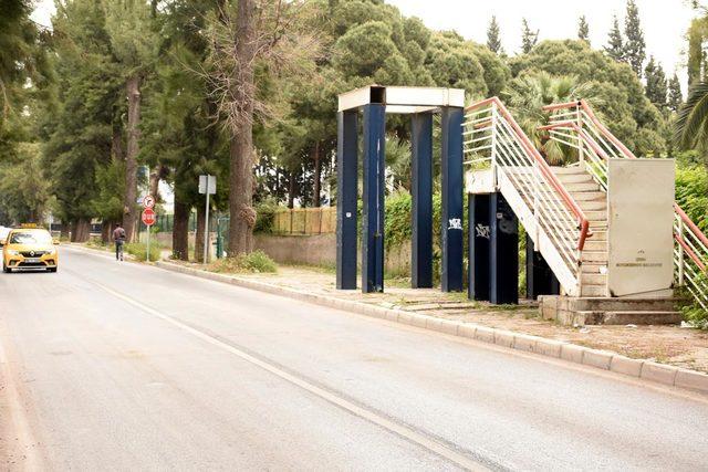 Çöken üst geçit nedeniyle durdurulan metro seferleri başlatıldı