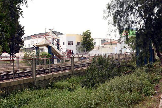 Çöken üst geçit nedeniyle durdurulan metro seferleri başlatıldı