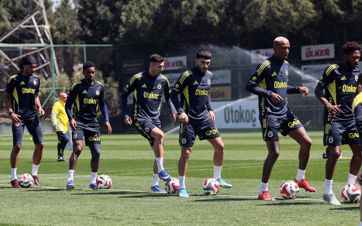 Fenerbah&ccedil;e nin kupa kadrosunda s&uuml;rpriz eksikler! 2