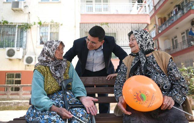 Tütüncü balkondan yapılan çay davetini kırmadı