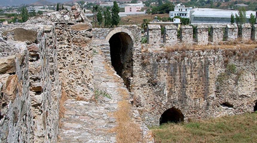 Kaçak göçmenleri 'İstanbul'a geldik' diye Van'daki Korsot Kalesi yakınlarına bıraktılar